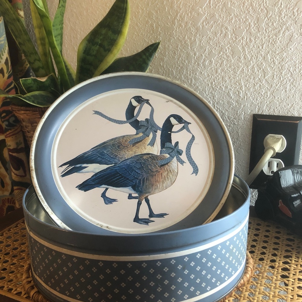 1988 Country Goose Sweetie Bear Bakery Round Tin - Picture 3 of 11
